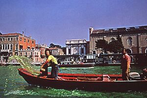Archivo:Nicolás García Uriburu coloreando el Gran Canal de Venecia - 1968