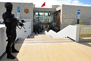 Archivo:Operator "BCIJ" stands guard in the headquarters in the city Salé