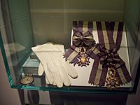 Archivo:Orden, guantes y reloj