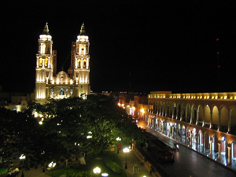 Parque at night, Campeche