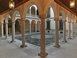 Archivo:Patio del Palacio de Villena (Valladolid)