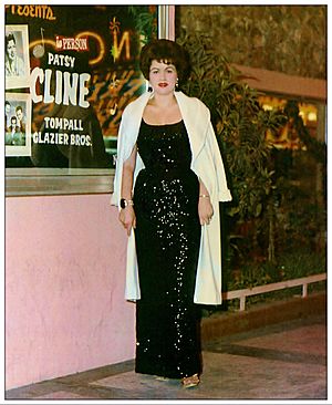 Archivo:Patsy Cline at the Mint Casino in Las Vegas, Nevada. Circa 1962