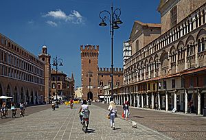 Archivo:Piazza Trento e Trieste - Ex Palazzo della Ragione, Torre Della Vittoria and Cathedral of Ferrara. Ferrara, Italy