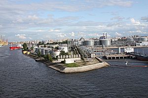 Archivo:Port of Sain Petersburg Russia 2009 0092