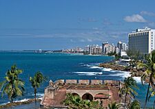 Archivo:Puerto Rico (San Juan) Coastal view with fort
