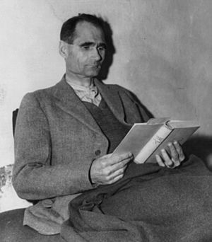 Archivo:Rudolf Hess in Landsberg Prison