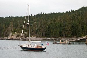 Archivo:Sailing yacht anchored in Duck Harbor Maine July 2012