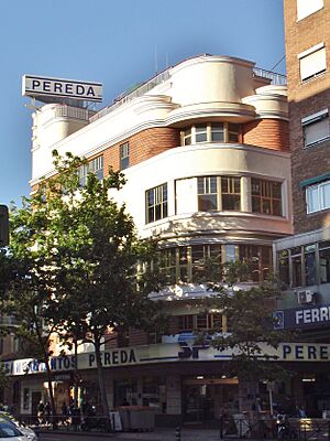 Archivo:Saneamientos Pereda (antiguo Cine Europa), calle de Bravo Murillo 160, Madrid