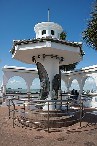 Selena Quintanilla Monument.jpg