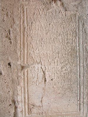 Sillar inscripcion romana iglesia La Guardia.JPG