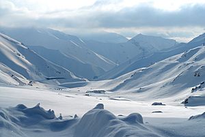 Archivo:Snow covered mountains outside of Salang tunnel in Afghanistan