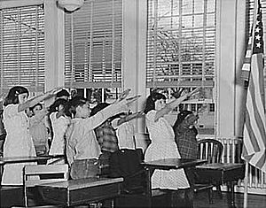 Archivo:Students pledging allegiance to the American flag with the Bellamy salute