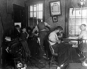 Archivo:Sweatshop in Ludlow Street Tenement, New York cph.3a24271