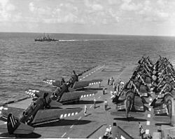 Archivo:USS Antietam flight deck 1945