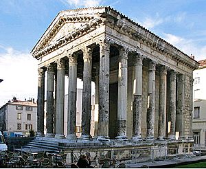 Archivo:Vienne-RomanTemple2
