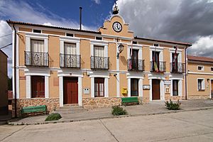 Archivo:Villaverde de Montejo, Casa Consistorial, 01