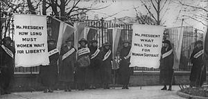 Archivo:Women suffragists picketing in front of the White house