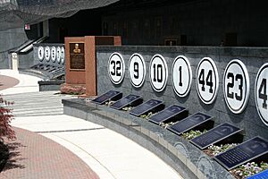 Archivo:Yankees retired numb monument park