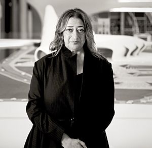 Archivo:Zaha Hadid in Heydar Aliyev Cultural center in Baku nov 2013