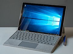 Archivo:2019 02 Microsoft Surface Pro 2017 with signature type cover