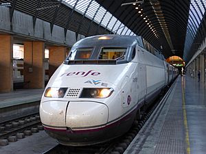 Archivo:AVE en Sevilla, en la estación de Santa Justa, tren Serie 100 de Renfe