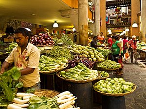 Archivo:A food market at Port Louis, Mauritius
