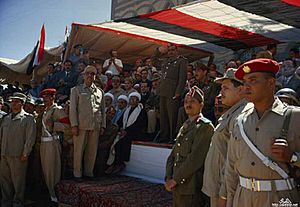 Archivo:Abdullah al-Sallal in a military display March 1963