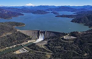 Archivo:Aerial view of Shasta Dam and Shasta Lake (2019)