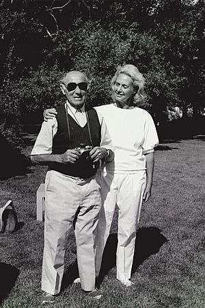 Archivo:Alfred Eisenstaedt with Rose Styron - 1989