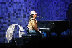 Archivo:Alicia Keys at CES 2004