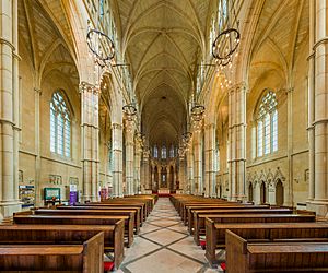 Archivo:Arundel Cathedral Nave 1, West Sussex, UK - Diliff