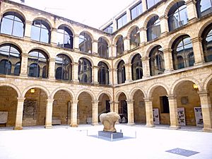 Archivo:Bilbao - Museo Arqueológico, Etnográfico e Histórico Vasco (Claustro de los Santos Juanes) 1