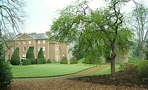 Archivo:Brampton Bryan Hall (geograph 3907060)