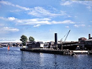 Archivo:Bristol Floating Harbour with SS Great Britain 1975 - geograph.org.uk - 22991