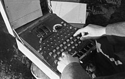 Archivo:Bundesarchiv Bild 101I-241-2173-09, Russland, Verschlüsselungsgerät Enigma