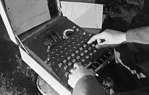 Archivo:Bundesarchiv Bild 101I-241-2173-09, Russland, Verschlüsselungsgerät Enigma