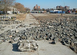 Archivo:Caesars Bay Parkway stones Sandy jeh