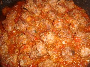 Archivo:Cazuela de Albóndigas de carne con sofrito de tomate, cebolla, ajo y perejil