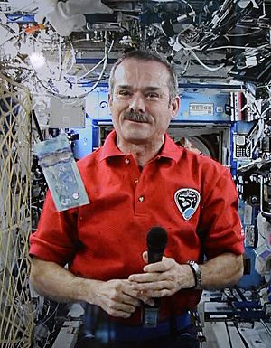Archivo:Chris Hadfield unveiling $5 banknote of the Frontier Series from ISS during Expedition 35, 30 April 2013
