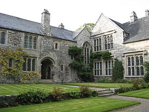 Archivo:Cotehele, house from courtyard