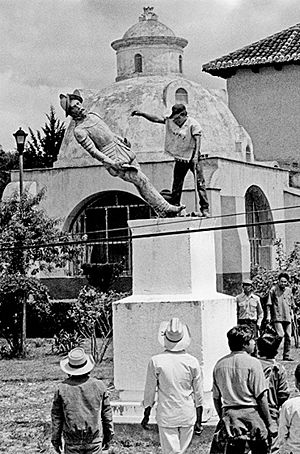 Archivo:Derribo de la estatua de Diego de Mazariegos
