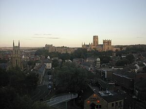 Archivo:Durham Cathedral from the train viaduct