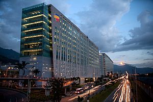 Archivo:Edificio Bancolombia - luces