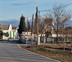 Archivo:Entrada de Valderrubio (Granada) por la carretera de Escóznar