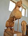 Esfinge que se encontraba en una alta columna jónica en el Artemison (de Paros, fechada entre el 560 y el 550 a.C.), expuesta en el Museo de la isla de Delos (Mýkonos -Grecia-)