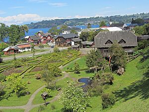 Archivo:Frutillar -museo aleman -Jardin 02 -Vista desde la casona de campo