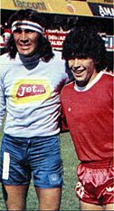 Archivo:Gatti maradona 1980