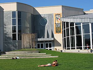 Archivo:Gleeson Library and Geschke Learning Resource Center