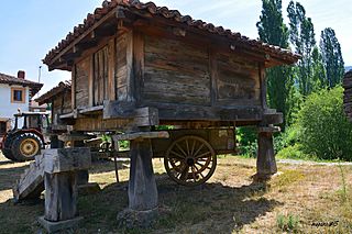 Hórreos en Prioro (León) (02).jpg