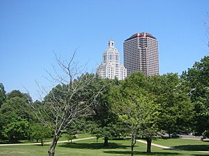Archivo:Hartford, Connecticut - City Place and Goodwin Square (0669)
